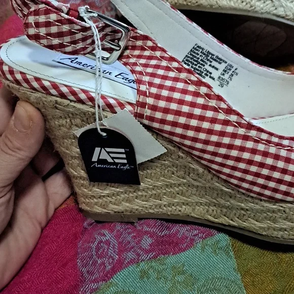 SALE AMERICAN EAGLE SIZE 9 SANDALS - Picture 2 of 3